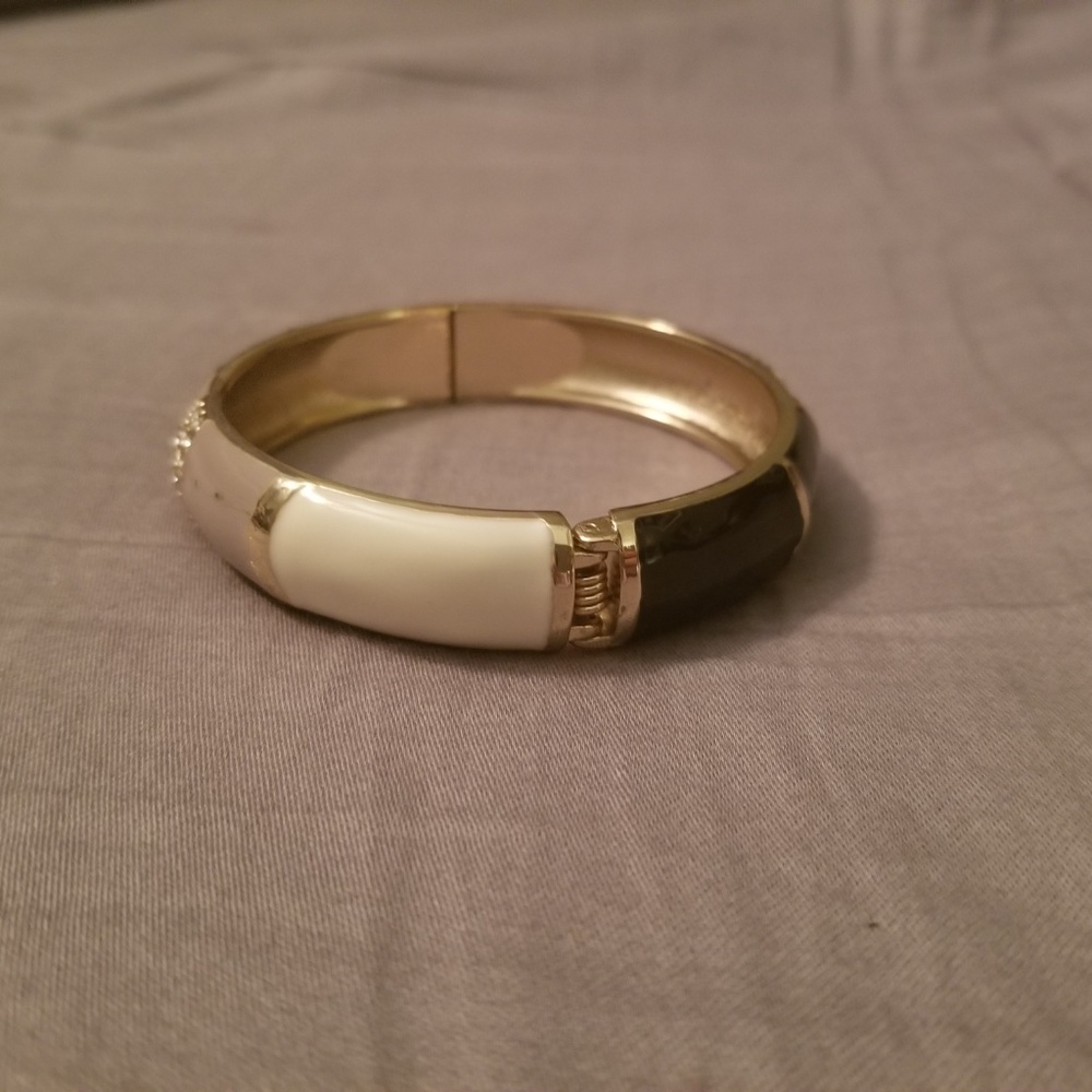 Hinged Bracelet Black / Tan / White Enameled - Picture 6 of 8